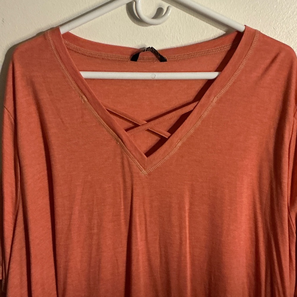 BloomChic Coral V-Neck Short Sleeve Top - Picture 3 of 6